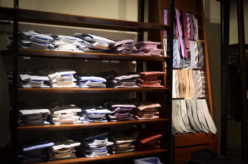 boutique-ROQUESTERON-min_shirts_exhibition_shop_shopping_shelf_buy_business_clothing-940715